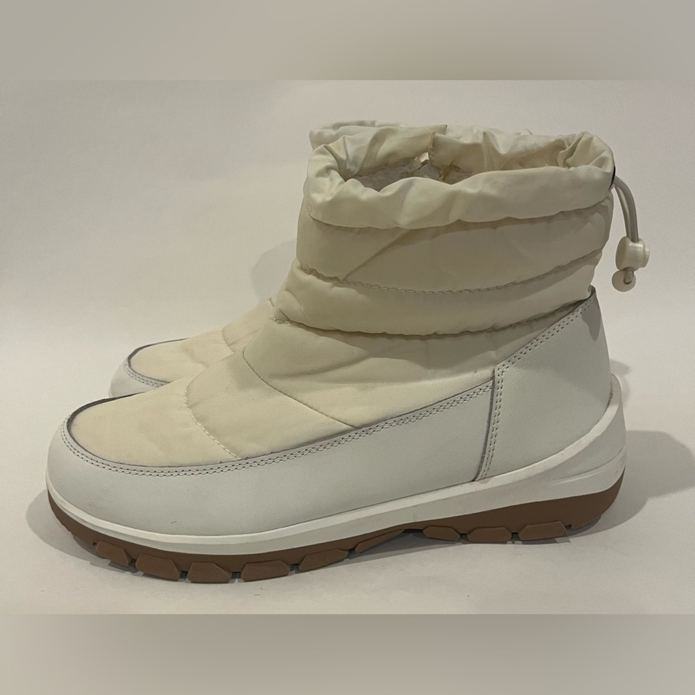 ALL IN MOTION THERMOLITE WHITE SHORT  WINTER BOOTS SIZE 10